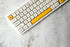 XDA-profiel Honey Milk keycaps met speelse bijeniconen en dye-sublimatie bedrukking
